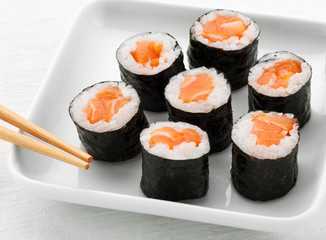 Serving of seven hosomaki salmon sushi