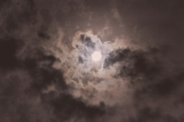 Obraz premium The sun behind the clouds