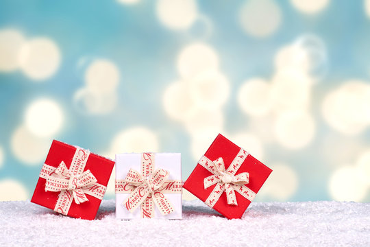 rote und wei&szlig;e Geschenkeboxen im Schnee, Weihnachtsgeschenke