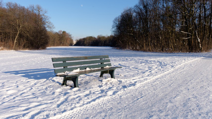 Parkbank im Schnee