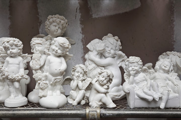 objets décoratifs : petits anges en plâtre blanc