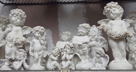 objets décoratifs : petits anges en plâtre blanc