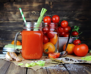томатный сок в кружке с сельдереем и соломинкой