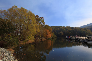 Fototapeta na wymiar Lake Lure Marine during the fall with boats from Morse Park