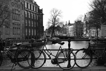 Fototapeta na wymiar Dutch bicycles at the canals