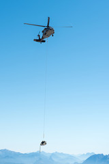 Fototapeta na wymiar Hubschrauber über dem Dachstein
