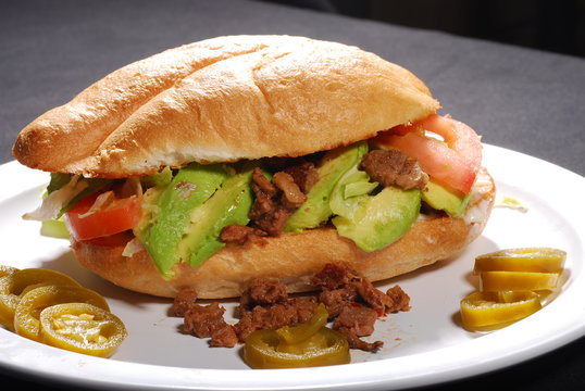 Torta de carne asada con aguacate, tomate y jalape&ntilde;os