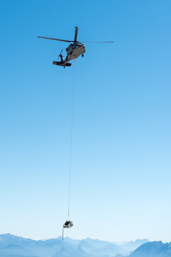 Hubschrauber &uuml;ber dem Dachstein