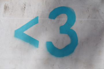 Symbol für Herz an Wand gesprayt in Lissabon