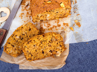 carrot cake with apples and walnuts