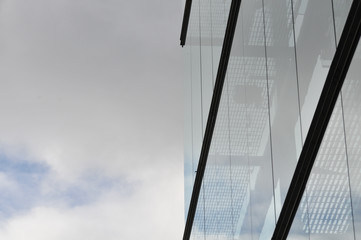 Glasfensterfront in der sich der Himmel spiegelt