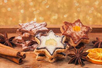 verschiedene Weihnachtskekse auf einem Holztisch