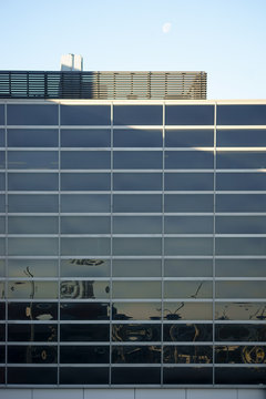 Moderne Architektur Flughafen LAX / Die moderne Außen- und Spiegelfassade eines Gebäudes des Flughafens LAX.