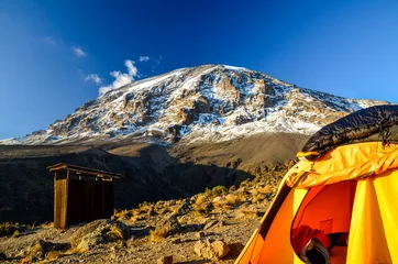 Papier Peint photo Kilimandjaro Vue imprenable en soirée sur Kibo avec Uhuru Peak (5895m amsl, la plus haute montagne d& 39 Afrique) au mont Kilimandjaro, parc national du Kilimandjaro, vu du camp de Karanga à 3995m amsl. Tente orange au premier plan.