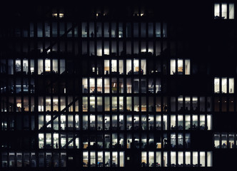 Fassade eines Bürogebäudes in der Nacht © Anselm Baumgart