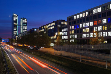 Fototapeta na wymiar Bürogebäude an der Autobahn in München