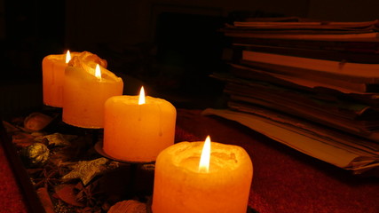 4 brennende Kerzen mit Noten im Hiintergrund