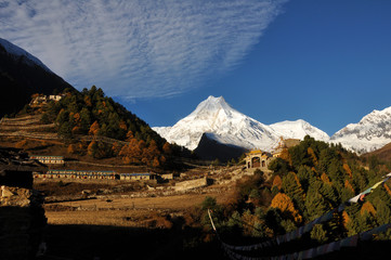 Der Manaslu thront über einen buddhistischen Kloster