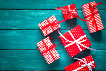 Obraz premium Christmas red gift box. View from above
