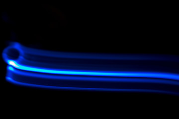 Blauer Lichtstreifen auf schwarzem Hintergrund