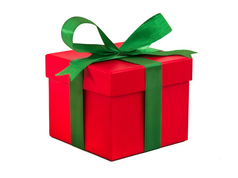 Rotes Geschenk mit grüner Schleife vor weißem Hintergrund