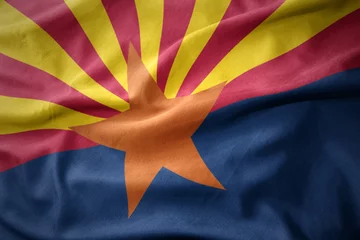 Rolgordijnen wuivende kleurrijke vlag van de staat arizona. © luzitanija