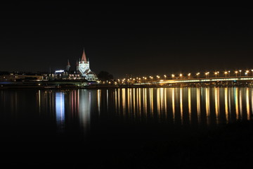 Franz-von-Assisi-Kirche mit Reichsbrücke im November 2016