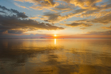Obraz premium Colorful sunset in the sea 
