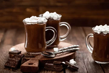 Fotobehang Chocolade warm chocoladedessert met marshmallows op houten achtergrond