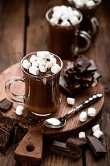 Photo sur Aluminium Chocolat dessert au chocolat chaud avec des guimauves sur fond de bois