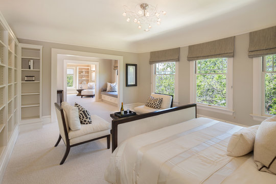 Amazing elegant Bedroom with champagne decoration.