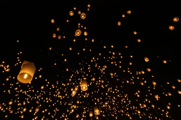Sky lantern festival(yee peng lanna)in Chaing Mai, Thailand © khunta