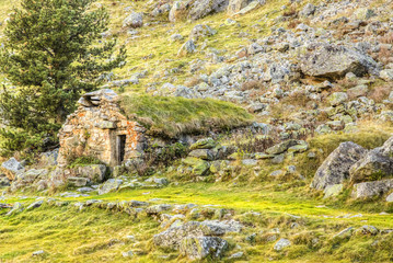 Fototapeta na wymiar Stone Shelter - Pyrenees Mountains