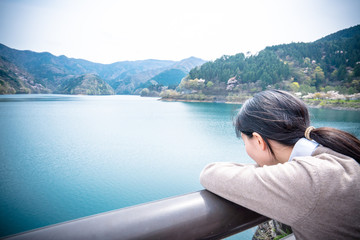湖のほとりにたたずむ女性