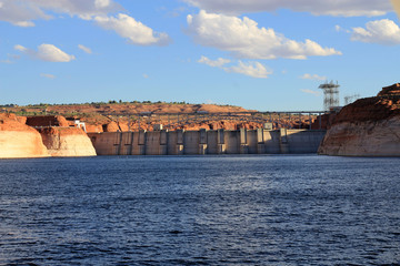 Fototapeta na wymiar Dam on Powell lake in USA