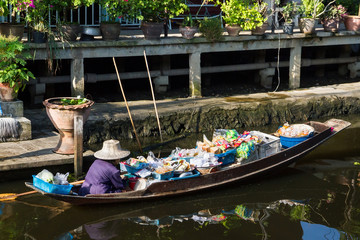 Obraz premium Ratchaburi,Thailand - November, 12, 2016 : Unidentified female r