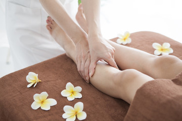 Obraz na płótnie Canvas Leg slimming massage