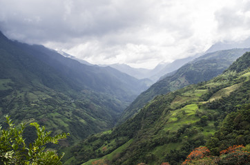 paisaje colombiano montaña verde bosque cielo nublado  landscape mountain green forest cloudy sky