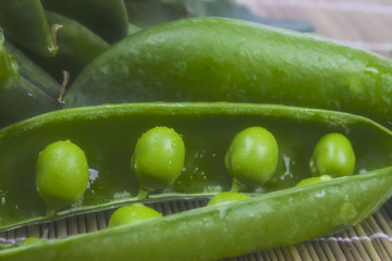 Open the pod green peas very close