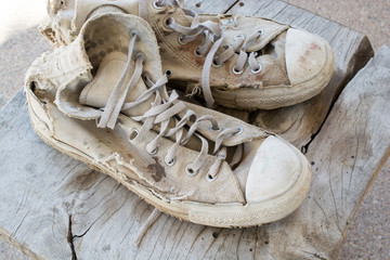 .Old shoes left on the floor of the house screaming cracking.