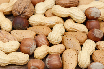 Viele Nüsse auf Holz 