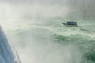 Naklejka premium Cruise ship near big Horseshoe fall, Canadian Niagara falls