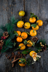 Obraz na płótnie Canvas Fresh tangerines to a holiday table, New Year and Christmas 