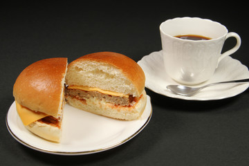 チーズバーガーとコーヒー