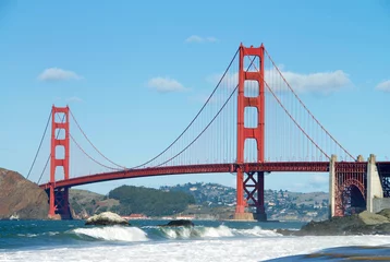 Fotobehang Baker Beach, San Francisco Golden Gate Bridge, gezien vanaf Baker Beach tijdens King Tide-fenomeen bij vloed met golven die over het strand op de voorgrond beuken, blauwe bewolkte hemel en Marin-heuvels op de achtergrond