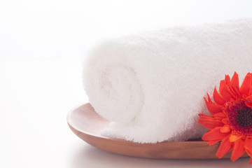 木皿にのせたホットタオル　花