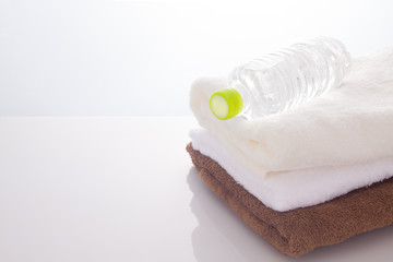タオルとミネラルウォーター