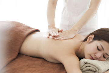 Fototapeta na wymiar Beautiful Asian women who are receiving massage on their back