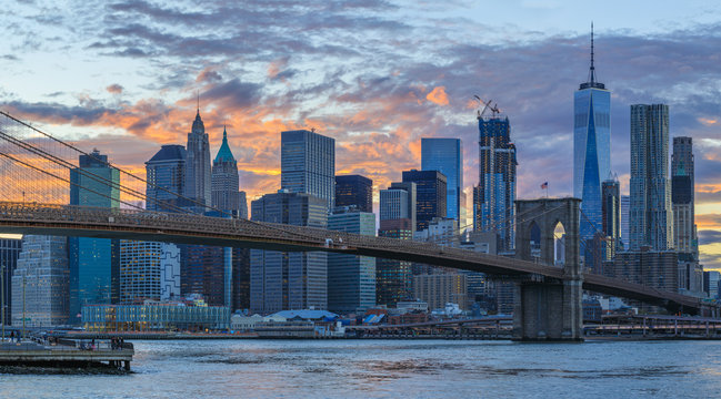 Fototapeta Widok na Manhattan z Brooklyn Bridge Park o zachodzie słońca