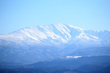 Fototapeta na wymiar 月山（がっさん）／ 山形県の中央部にあり、標高1,984mの火山です。湯殿山、羽黒山とともに出羽三山のひとつに数えられ、修験者の山岳信仰の山として知られています。日本百名山、新日本百名山、花の百名山及び新・花の百名山に選定されています。また、山麓は月山山麓湧水群として名水百選、月山行人清水の森として水源の森百選にも選定されています。 